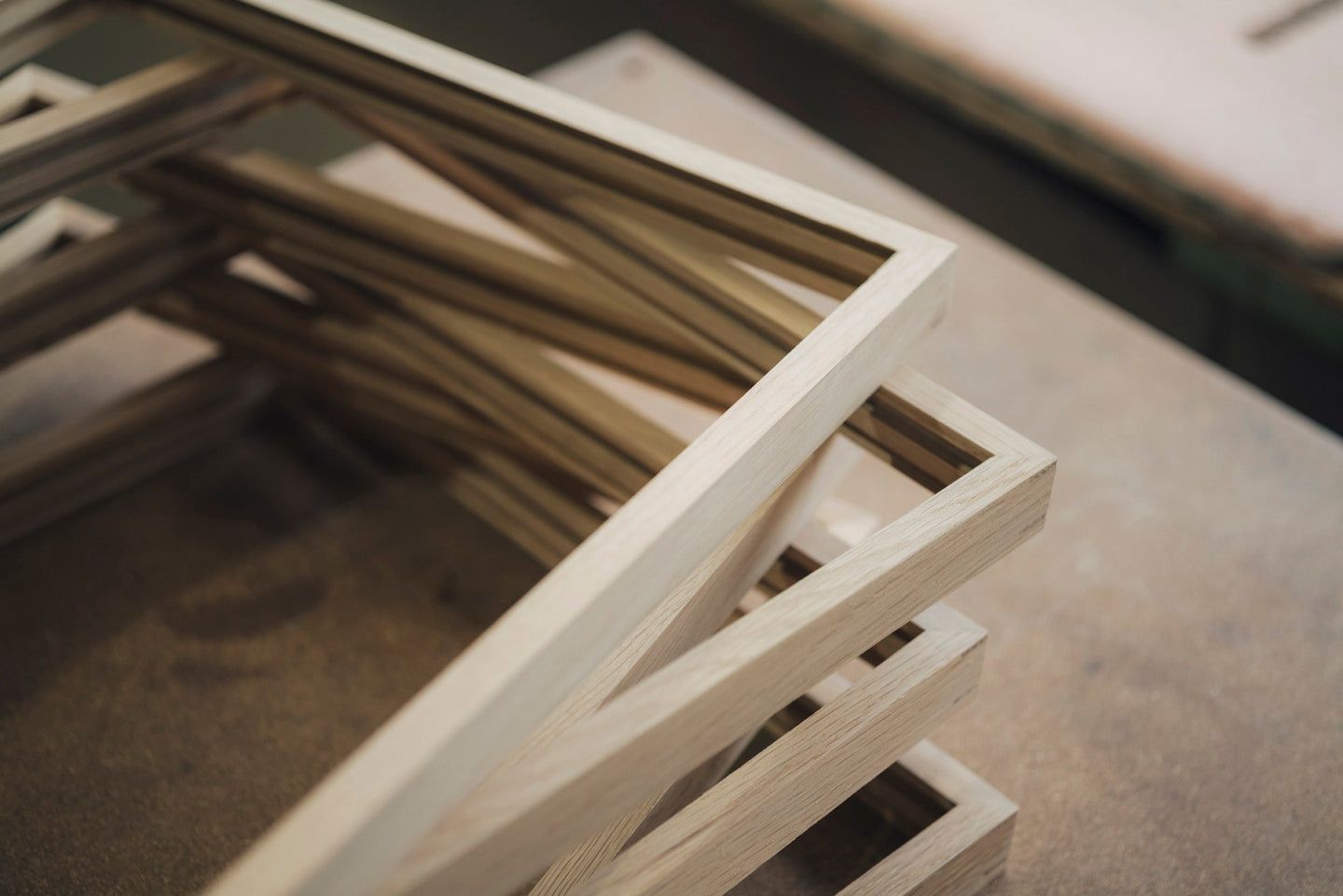 飾るをもっと楽しく、美しく。暮らしに寄り添う「フレーム」の魅力